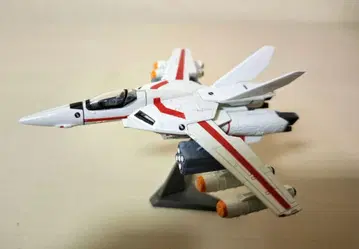 발키리 컬렉션 마크로스 VF-1J 1/144 CHARA-WORKS