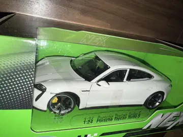 Welly 1:24 Porsche Taycan Turbo S