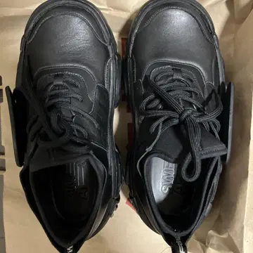 블랙 가죽 스니커즈
