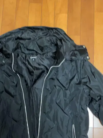 블랙 후드 부착 다운 자켓