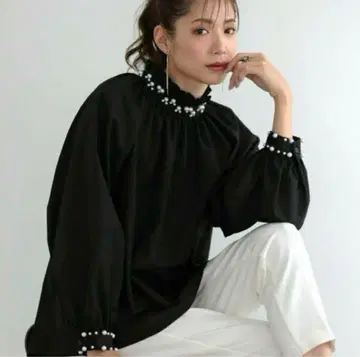 새상품급 메라키 하이넥 펄 장식 긴팔 블라우스 블랙 슬림
