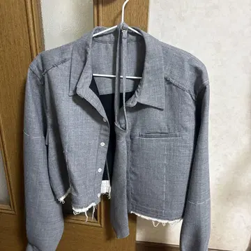 그레이 크롭 셔츠 가슴 포켓 부착