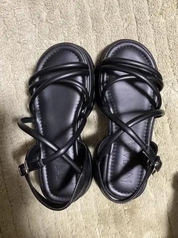 블랙 스트랩 통굽 샌들
