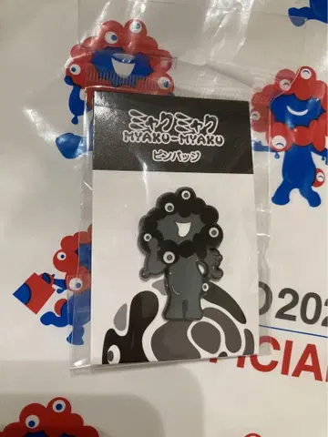 블랙 미야쿠미야쿠 핀 배지