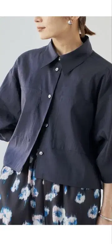 IENA 린넨 믹스 크롭 셔츠 네이비