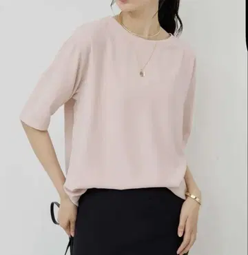 이번 시즌 갤러 갈란테 백 슬릿 하프 슬리브 블라우스