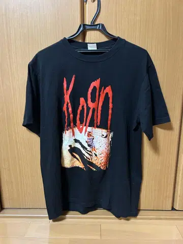 Korn 티셔츠 against