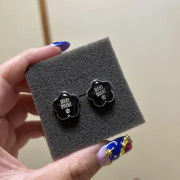MARY QUANT 꽃 모양 스터드 귀걸이 블랙
