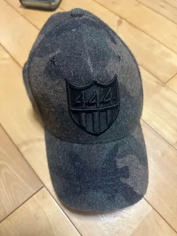 카모플라쥬 색상 444 엠블럼 캡