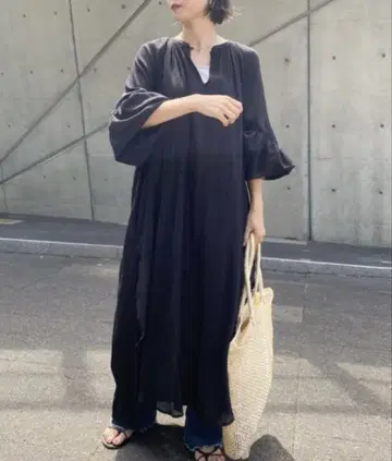리브 드와 셔링 라운드 헴 원피스 블랙