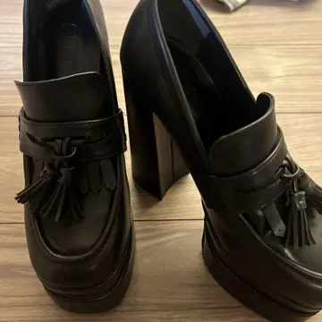 태슬 장식 블랙 로퍼