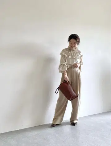 Whim Gazette 위무 가제트 넥 개더 프릴 블라우스