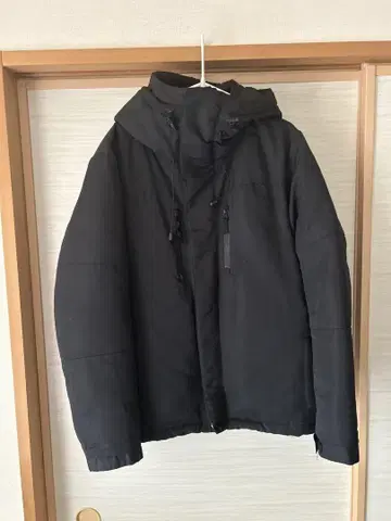 후드 부착 블랙 다운 자켓