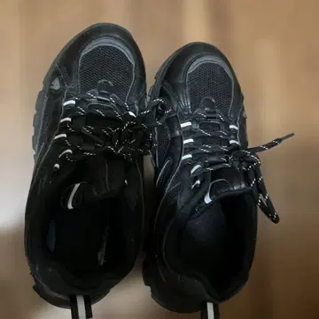블랙 스니커즈