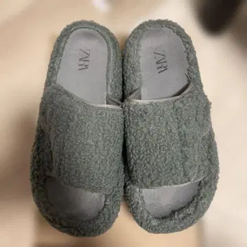 ZARA 플리스풍 그레이 샌들