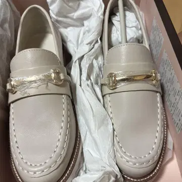 베이지 합성 피혁 로퍼 통굽