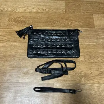 블랙 가죽 숄더백 태슬 포함