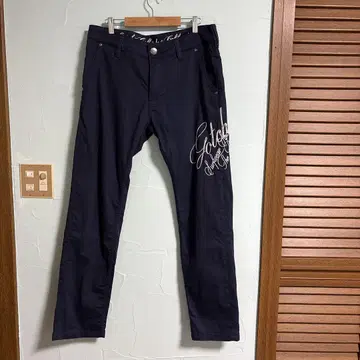 GOTCHA 네이비 자수 슬림핏 팬츠