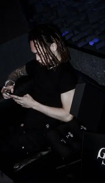 Grave of slimes 슬림핏 T Yvng Patra 착용