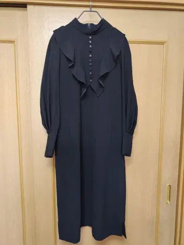 미사용 새상품 BELLADESSO 블랙 프릴 무릎 기장 긴팔 원피스