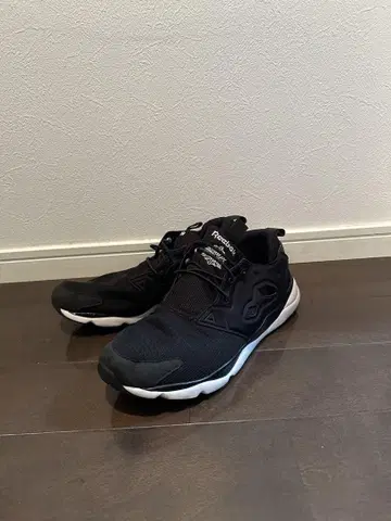 리복 블랙 스니커즈