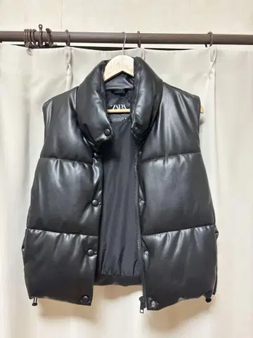 ZARA 인조 가죽 숏 기장 다운 베스트 여성용