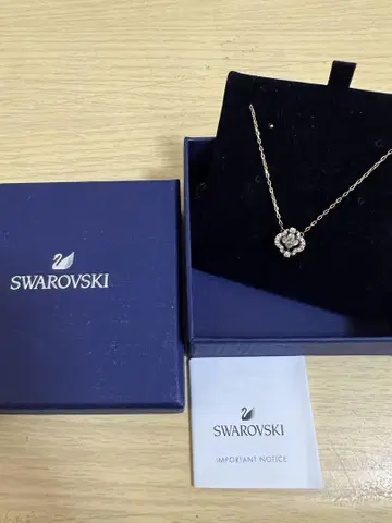 Swarovski 플라워 모티브 목걸이