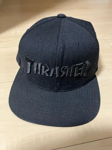 THRASHER 블랙 스냅백 캡