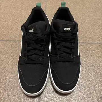 PUMA 블랙 스니커즈