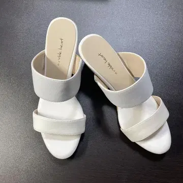 천연 가죽 화이트 샌들