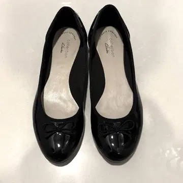 클락스 에나멜 발레 슈즈 블랙