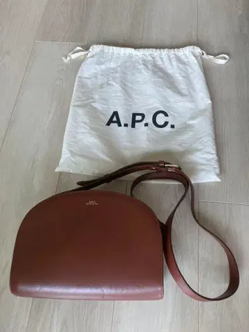 A.P.C. 하프문 숄더