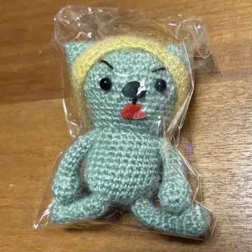 화난 표정의 뜨개질 인형
