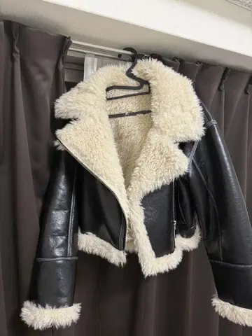 퍼 달린 블랙 숏 자켓