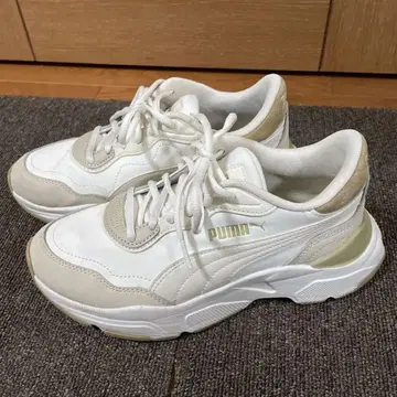 PUMA 화이트/베이지 스니커즈