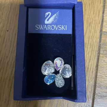 Swarovski 꽃 모양 브로치 미사용 새상품