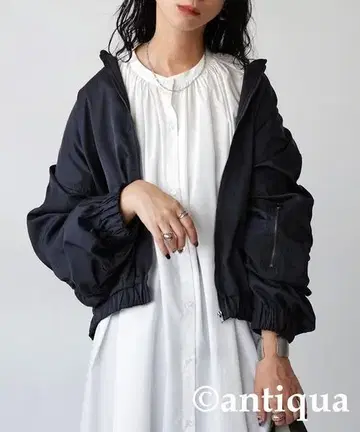 안티카 샴브레이 원단 MA-1 개더 블루종, 리치하고 여성스럽게.