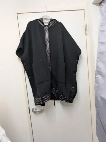 후드 부착 블랙 판초 케이프 코트