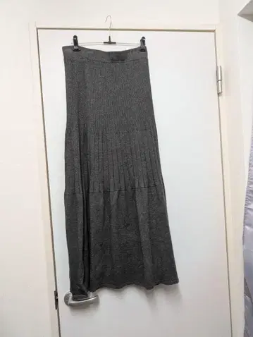 그레이 플리츠 니트 롱 스커트