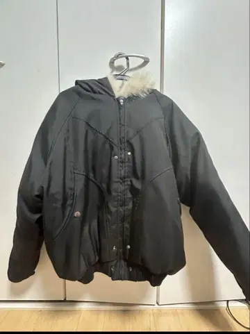 퍼 달린 블랙 다운 자켓
