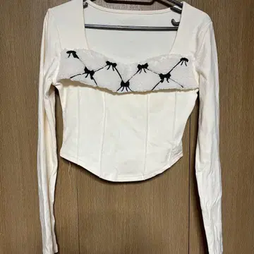 화이트 긴팔 크롭 상의