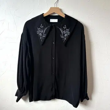 HARE 자수 블랙 긴팔 셔츠 블라우스