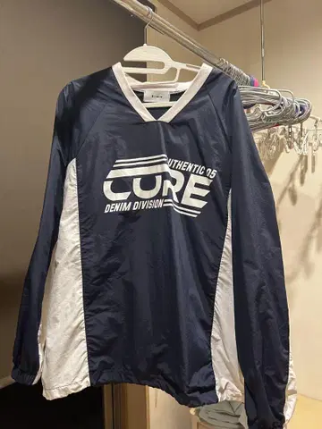 CURE 로고 장식 긴팔 셔츠 네이비