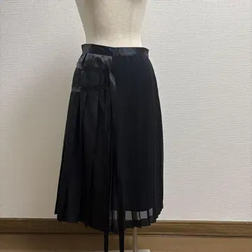 블랙 새틴 플리츠 스커트 리본 포함