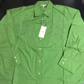 MOUSSY 자수 들어간 팔분 소매 셔츠