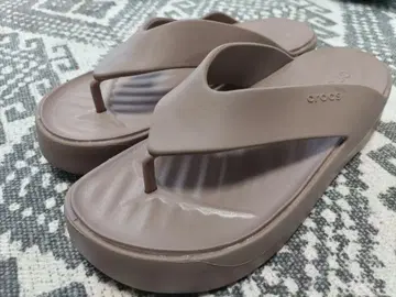 crocs 브라운 통굽 플립플랍 샌들 여성용 24cm