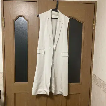 INED 화이트 슬리브리스 롱 베스트
