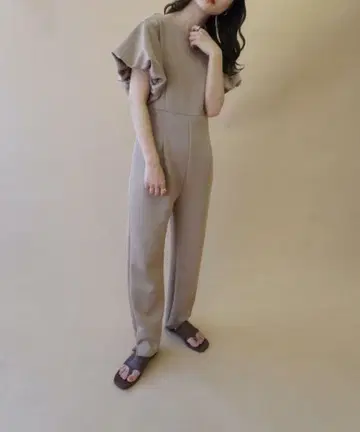 I am 베이지 프릴 소매 올인원