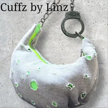 Cuffz by Linz 수갑 하프문 y2k 원숄더