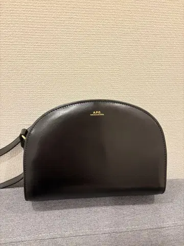 A.P.C. 하프문 가죽 숄더백